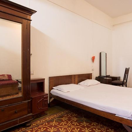 Bed And Breakfast At Colaba Mumbai Bagian luar foto